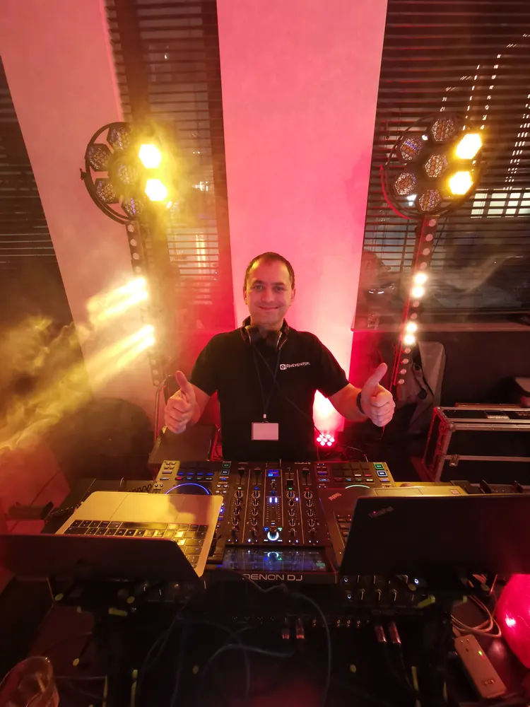 Pełny parkiet podczas realizacji DJ4EVENTS