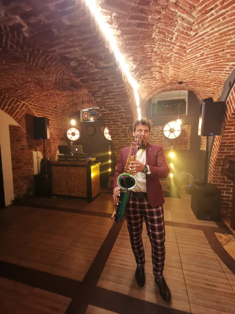 Saksofonista grający na żywo